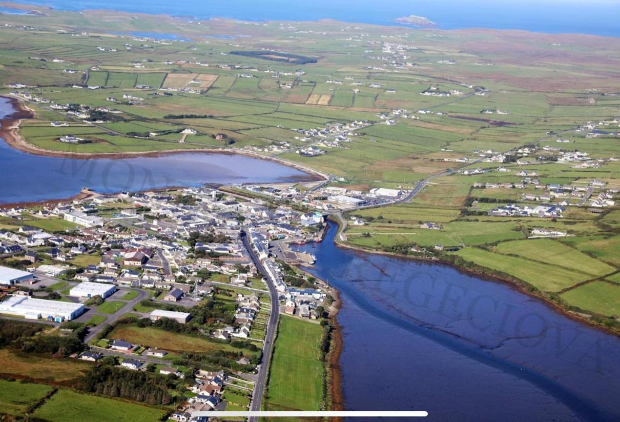 Seascape On The Edge Of Town: 4 Beds All Ensuite. Belmullet Exteriör bild